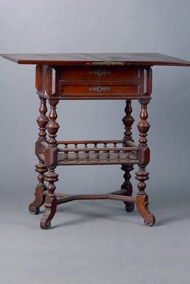 Kombinationsmöbel, Belgien, um 1890, Tisch/Nähkästchen, mit zwei Schubladen, Eiche,Platte drehbar und aufklappbar, reiche gedrechselte Beine, st. ...