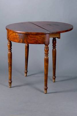 Biedermeiertisch, Pfalz, 1790-1810, Nußbaum/Wurzelnußfurnier, aufklappbar, gedrechselte Beine, Furnierteile fehlen, st. Gebr.-Sp., schwundrissig, ...