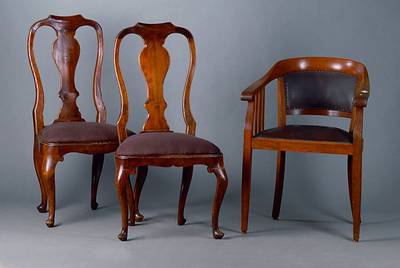 Schreibtischstuhl, um 1908-10, Eiche, Sitz und Rücken m. Lederbezug, Seiten verstrebt, st. Gebr.-Sp., ca. 86x62x47 cm, Sh. 50 cm