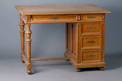 Kleiner Schreibtisch, Gründerzeit, um 1870, Eiche, 5-schübig, Beine gedrechselt, st. Gebr.-Sp., ca. 80x110x80 cm