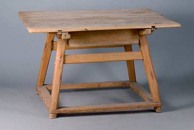 Bauerntisch, Pfalz, um 1820/30, Nußbaum/Weichholz, Beine verstrebt, teilsrest., 1 Schublade, st. Gebr.-Sp., alt belassen, ca. 70x117x96 cm