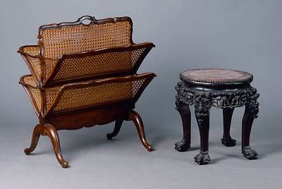 Kl. Hocker, China, um 1900, Rosenholz, geschweift, reich geschnitzt, teils in Durchbrucharbeit, Marmoreinlage, st. Gebr.-Sp., H. 40 cm, D. 40 cm