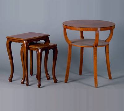 Beistelltisch, deutsch, um 1930/35, Nußbaum,l. geschweift, 1 Ablegebrett, Furnier 4-fach gesp., st. Gebr.-Sp., H. ca. 70 cm, D. ca. 60 cm