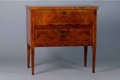 kleine Biedermeierkommode, um 1820/30, Pyramidenmahagoni, 2-schübig, ohne Schlüssel, Fadenintarsien, st. Gebr.-Sp., alt belassen, ca. 70x70x39 cm