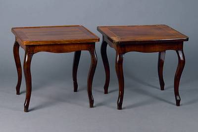 Paar Beistelltische, Italien, um 1900/20, Nußbaum, Fadenintarsien, allseitig geschweift, st. Gebr.-Sp., teils besch., alt belassen, verschiedene ...