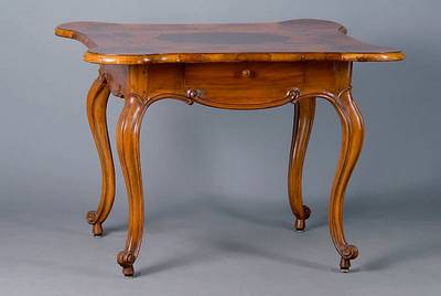Spieltisch, süddeutsch, um 1770/80, Nußbaum/Wurzelnuß, allseitig geschweift, Füße in Voluten auslaufend, Platte m. Ahornintarsien, ...