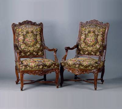 Paar Armlehnsessel, um 1890, Nußbaum, allseitig geschweift, reich geschnitzt, Beine verstrebt, st. Gebr.-Sp., alt belassen, ca. 116x70x63 cm, Sh. 48 ...