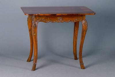 Tisch, Pfalz, um 1720/30, Nußbaum/Eiche, Platte später, sparsame Schnitzereien, beine geschweift, schwundrissig, reste alten Wurmbefalls, st. ...