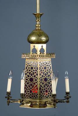 Deckenlampe, deutsch, um 1900, orientalistisch, Messing, wohl ehem. Gaslampe, innen drei Brennstellen, aussen sechs Brennstellen, mit roten ...