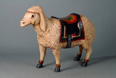 Karusell-Figur, Schaf, ca. 30 Jahre alt, Holz, bunt gefaßt, Altersspuren, H. 74 cm L. 100 cm, B. 34 cm