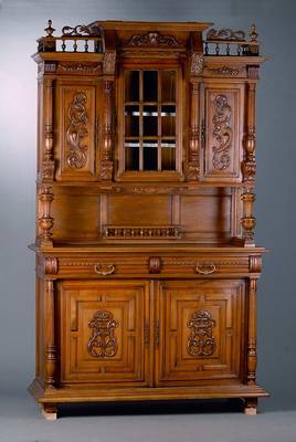 Aufsatzbuffet, Belgien, um 1880/1900, Nußbaum massiv, mit Glaseinsatz, reich geschnitzt, Oberteil 3-türig, Unterteil 2-türig, 2 schübig, Lisenen ...