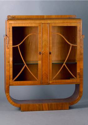 Vitrine, Frankreich, um 1930, Nußbaum, 2-türig, verglast nd versprosst, 1 Glaseinlegeboden, sparsame Akanthusblattverz., st. Gebr.-Sp., M. ca. ...