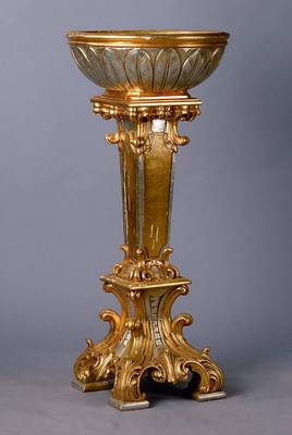 Blumensäule, nach dem Vorbild des 18. Jh., Holz reich geschnitzt und gold- und silberfarben gefaßt, st. Gebr.-Sp., H. ca. 102 cm, D. ca. 46 cm