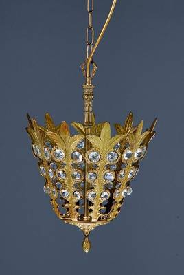 Kleine Deckenlampe, Spanien, 20er Jahre, Messingkorpus in Blattform um den Mittelstab, drei Brennstellen, geschliffene Kristallglaslinsen, drei ...