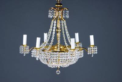 Deckenleuchter, polierte Messingmonturen, reicher geschliffener Kristallbehang, 9 Brennstellen, Elektr. erneuert (nicht geprüft), H.ca. 90cm, ...