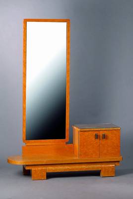 Frisierkommode, 30er Jahre, Art-Deco, schwenkbarer Spiegel, Bergahorn, 2-türig, facett. Spiegelglas, l. Furnierschäden, Gebr. -p., ca. 172x129x36 cm