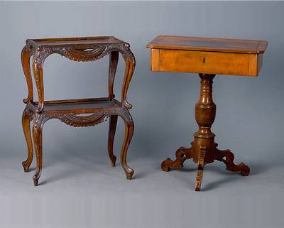 Nähtischchen, deutsch, um 1880/90, Nußbaum/Wurzelnußfurnier, 3 Auslegerbeine, 1 Schublade, ohne Schlüssel, Überholung zu empf. st. Gebr.-Sp., ...