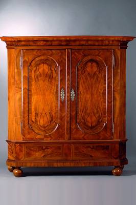 Barockschrank, Augsburg um 1740-1760, Nussbaum/Wurzelnuß, sehr schönes Furnierbild, Originalschloß, Weichholzkorpus, 2-türig, abgeflachte Ecken, ...