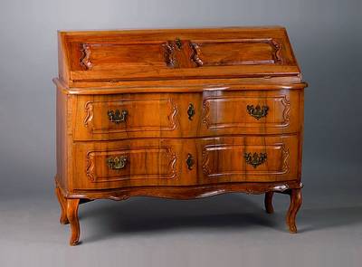 Barocksekretär, um 1760, Pfalz, Unterteil verändert, Nußbaum, allseitig geschweift, Unterteil bombiert, 2-schübig, 1 Klappe, sparsame ...