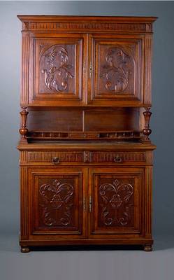 Aufsatzbuffet, um 1880-90, Eiche, mit Flachschnitzereien in den Füllungen, Unterteil 2-türig, 2-schübig, Oberteil 2-türig, Wurmbefall, st. ...
