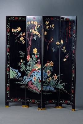 Vierteiliger Paravent, China, nach altem Vorbild, schwarzlack mit bunt bemalten Flachschnitzereien, Vogel und Blumendekor, Gebr.-Sp., ca. 184x164 cm