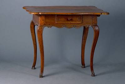 Tisch, Kurpfalz, um 1750, Eiche massiv, Zarge mit reichen Flachschnitzereien, allseitig geschweift, 1 Schublade, st. Gebr.-Sp., schwundrissig, ca. ...