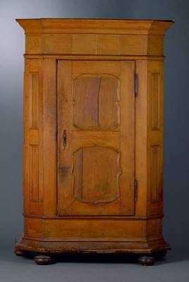 Eintüriger Schrank, süddeutsch, um 1780-1820, Weichholz, Inneneinrichtung sekundär, abgeflachte Ecken, Front und Seiten kassettiert, st. ...