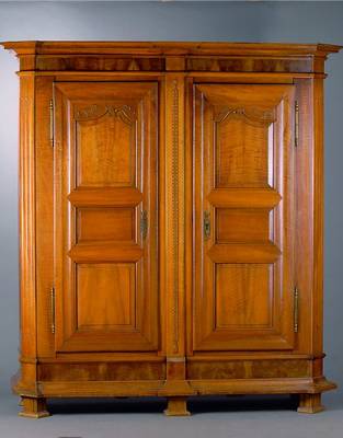 Großer Dielenschrank, wohl Pfalz, West- Deutschland, um 1780, massiv Nussbaum, Kopf und Fuß zum Teil Wurzelnussfurnier gespiegelt verlegt, komplett ...