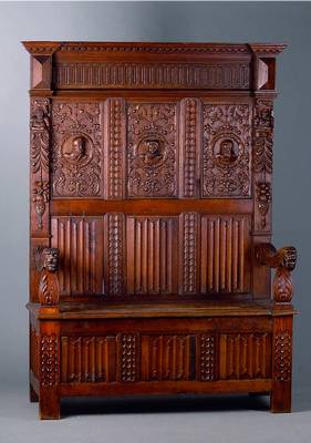 Truhenbank, wohl Niederlande, um 1880/90, Eiche, in neogotischem Stil, reiche Flachschnitzereien, Lehne mit 3 aus dem Vollholz geschnitzten Köpfen, ...
