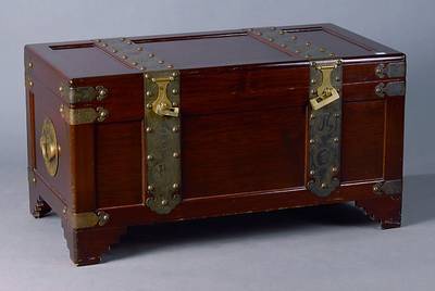 Truhe, China 20. Jh, Mahaghoni, aufwendig verzierte Messingbänder, abgerundete Ecken, Gebr.-Sp., ca. 54x102x55 cm