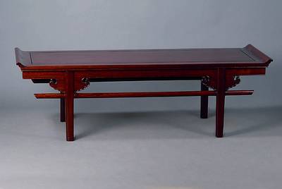 Sofatisch, China 20 Jh., Mahaghoni, sparsame Schnitzereien, Beine teils verstrebt, Gebr.-Sp., ca. 46x156x51 cm