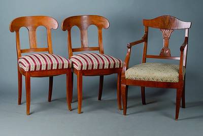 Vier Stühle, süddt., um 1830, Kirschbaum, Beine geschweift, Rücken verstrebt, Bezug sek., Gebr.-Sp., ca. 87x48x45 Sh 50 cm