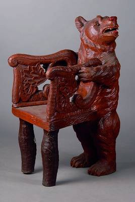 Bärenstuhl, Holz, ca. 30 Jahre alt, schwundrissig, st. Gebr.-Sp., ca. 90x60x55 cm