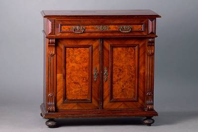 Halbschrank, deutsch, um 1890, Gründerzeit, Nußbaum, Füllung Nußbaumwurzelfurnier, 1-schübig, 2-türig, Lisenen gerieft, verzierte Beschl., st. ...