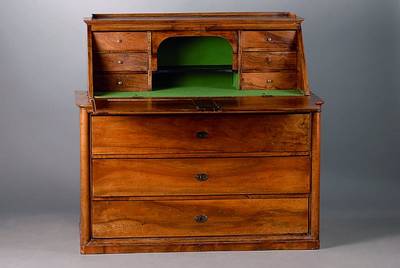 Schrägklappensekretär, Biedermeier, um 1820/30, Nußbaum massiv, besch., Spuren von altem Wurmbefall, 3-schübig, Klappe, Inneneirichtungm. 6 ...