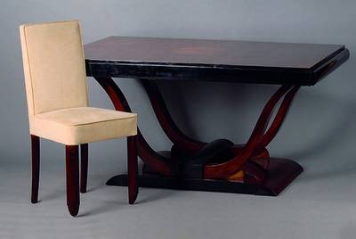 Tisch und sechs Stühle, Frankreich, 30er Jahre, Art Deko, Wurzelnußfurnier, Leisten teils geschwärzt, Beine verstrebt, starke Gebr.-Sp., Tisch, M. ...