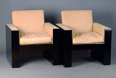 Paar Armlehnsessel, Frankreich, Art Deko, 20er Jahre, neu bezogen, schwarz gelackt, abnehmbare Sitzkissen, l. Gebr.-Sp., ca. 86x80x70 cm, Sh. ca. 48 ...