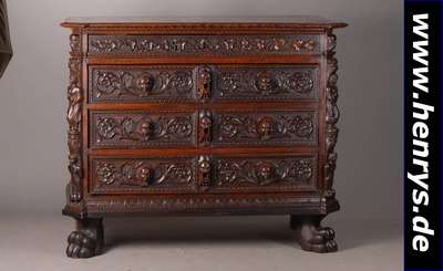 Kommode, um 1680-1720, Ergänzungen im 18. u. 19. Jh., Nußbaum/WH, reich geschnitzt, Griffein Form v. Köpfen, Füße sek., Leistenteile fehlen, st. ...