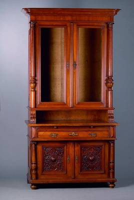 Bücherschrank, deutsch, um 1880/90, Nußbaum/Wurzelnußfurnier, Oberteil 2-türig verglast, Unterteil 2-türig, 2-schübig, 3/4 Säulen reich ...