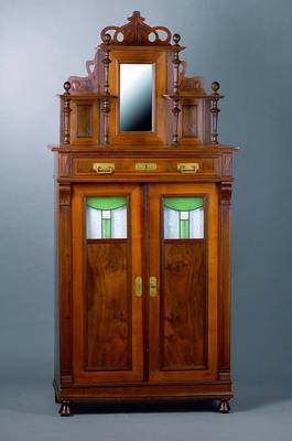 Vertiko, Jugendstil, um 1910, Nußbaum, 2-türig, 1 Schublade, diese ohne Schlüssel, Türen m. bunten Glaseinsätzen, Aufsatz verspiegelt, reich ...