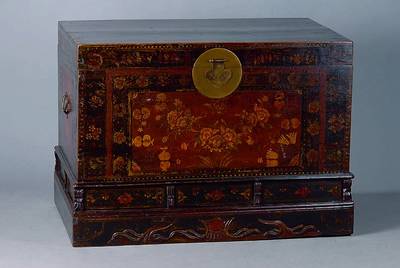 Truhe, China. 20. Jh., schwarz gefasst, reiche florale Verzierung, Messingbeschl., st.Gebr.-Sp., ca. 73x104x64 cm