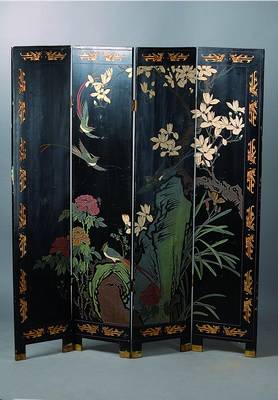Vierteiliger Paravent, China, 20. Jh., schwarzgrundig mit reichen bunt ausgemalten Flachschnitzereien von Blumen und Vögel, zwei Scharniere defekt, ...