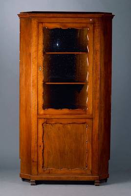 Eckschrank, Pfalz, um 1835/40, Nußbaum, Brezelfüllungen, 2-türig, 2 Einlegebretter, Kopf getreppt, obere Tür verglast, diese ohne Schlüssel, ...