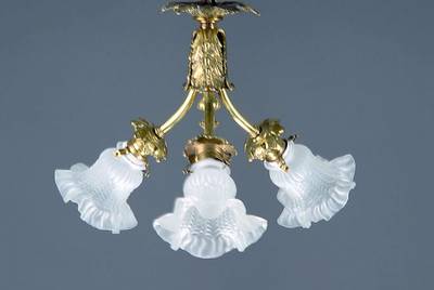 Deckenlampe, deutsch, um 1910/20, Messingmontur mit drei Brennstellen, alte Porzellaneinsätze an den Fassungen, drei Preßglasschirmchen, Elektr. ...