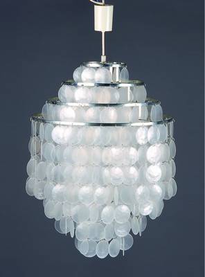 Deckenlampe, "Verpan Fun" von Verner Panton, Entwurf 1964, vierstufige Montur mit reichem Perlmuttbehang, eine Brennstelle (elektr. nicht ...