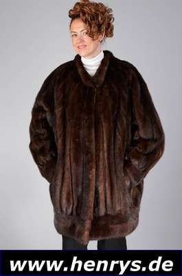 Nerzlongjacke, Größe ca. 52/54, braune Felle längs verarbeitet, mit Ledereinsätzen, Stehkragen, Ärmel mit Manschetten, 2 seitl. ...