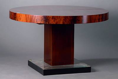 Runder Tisch, deutsch, um 1925/30, Pyramidenmahagonifurnier, Ausziehtisch, ohne Einlegebretter, Fuß m. Glaseinsätzen, teil besch., Furniersch., ...