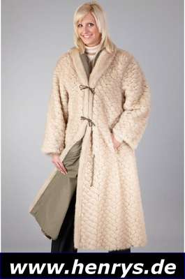 Nerzwendemantel, Gr. ca. 34/36, cremefarb. Nerzfelle rautenförmig verarbeitet, Wende- seite olivgrüner Trenchcoat, 2 seitl. Ein- schubtaschen, ...