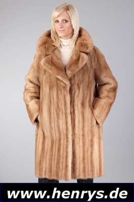Nerzlongjacke, Gr. ca. 38/40, hellbraune Felle längs verarbeitet, 2 seitl. Einschubtaschen, braunes Innenfutter, Kragen, Rückenl. ca. 93 cm, lt. ...