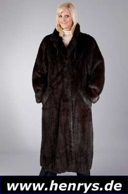 Nerzmantel, Gr. ca. 40, dunkelbraune schmal ausgelassene Felle längsverarbeitet, Kragen mit Zierknopf, Ärmel mit Umschlag, 2 seitl. ...